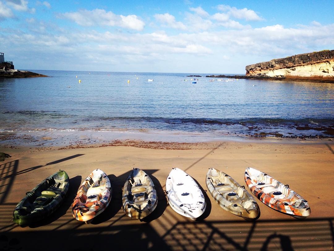 La Casa del Capitán - kayaks-lined-up-on-beach